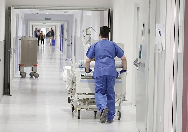 Cientos de cirugías en el aire pese a que «se han duplicado los servicios mínimos»